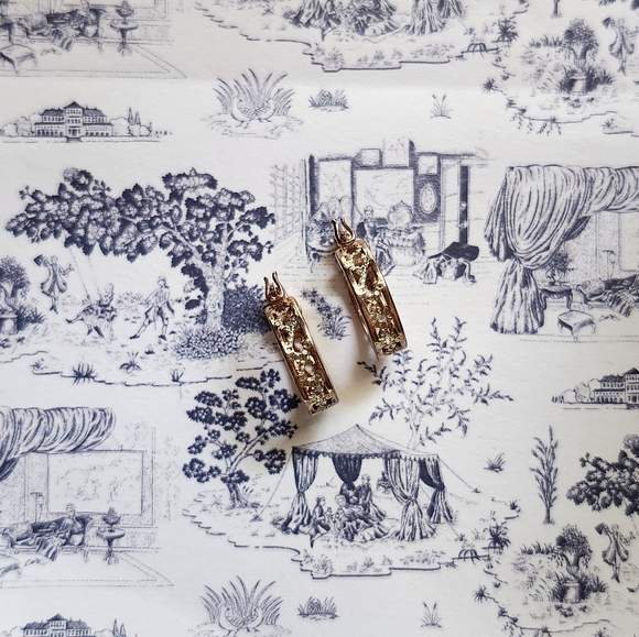 Rose gold huggie hoops earrings - Picture 3 of 4